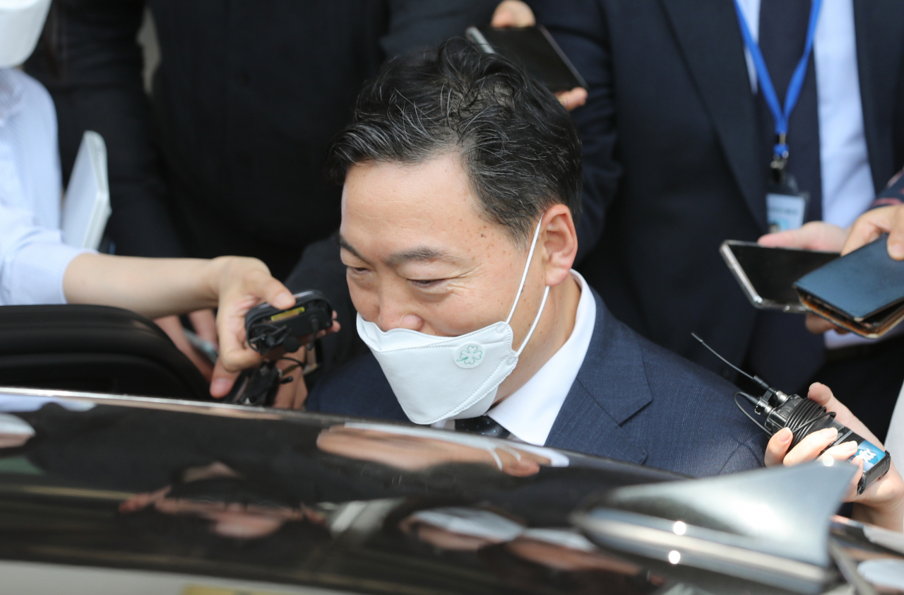 김오수 신임 검찰총장이 2일 오전 정부과천청사 법무부에서 박범계 법무부 장관을 예방한 뒤 법무부를 떠나기 위해 차에 타고 있다. [연합]