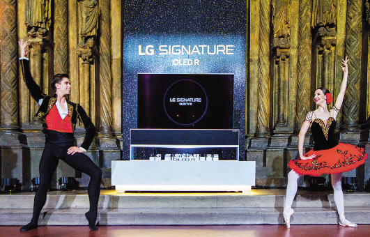 LG전자가 최근 러시아 모스크바에 위치한 푸시킨미술관에 LG 시그니처 올레드 R를 전시하고 VVIP 고객 초청 행사를 열었다. 러시아 볼쇼이 발레단 소속 수석단원들이 LG 시그니처 올레드 R를 배경으로 발레 공연을 선보이고 있다. [LG전자 제공]