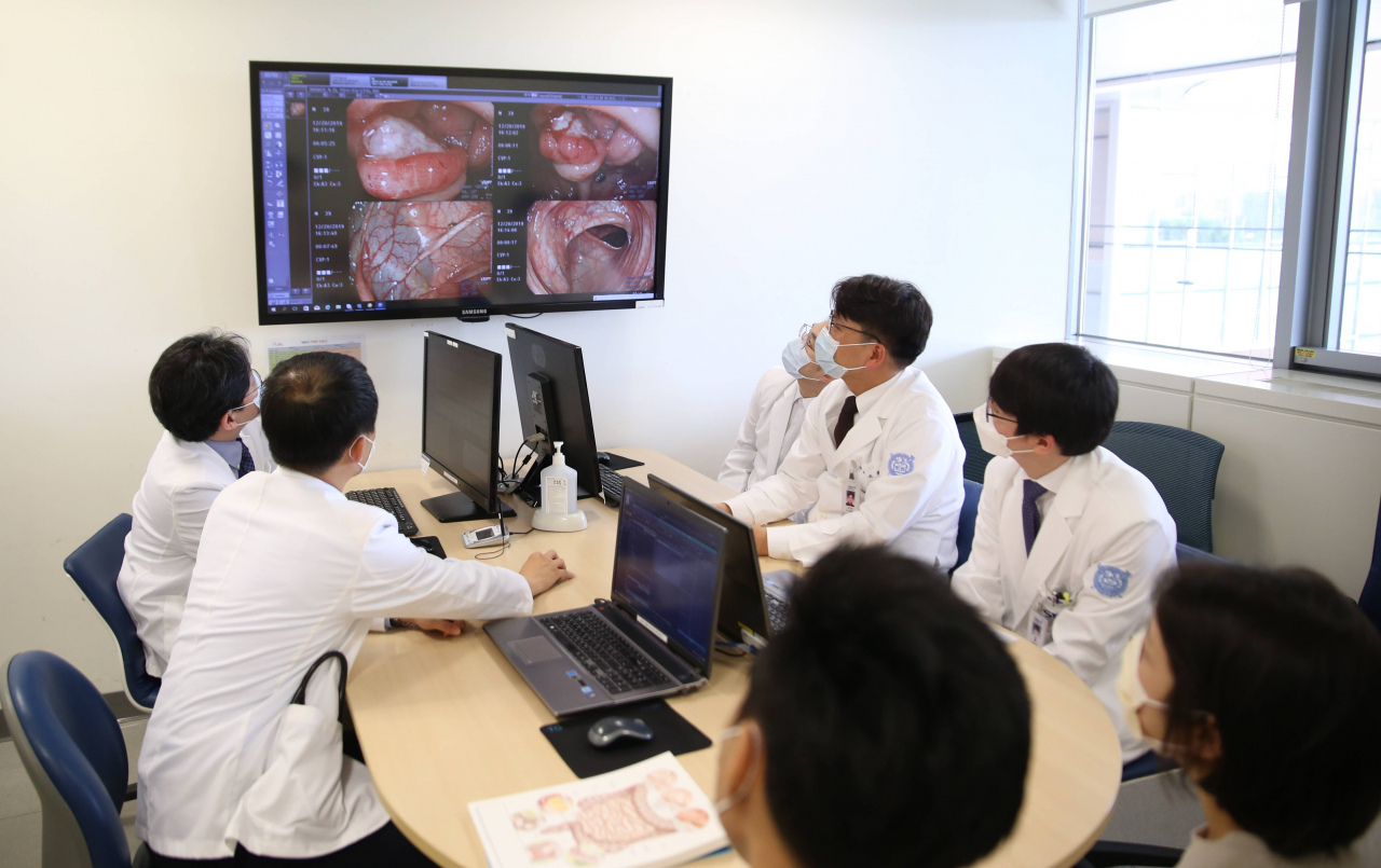 '염증성 장질환 다학제 진료 클리닉'을 찾은 환자와 보호자가 영상검사 결과를 보며 의료진에게 설명을 듣고 있다.