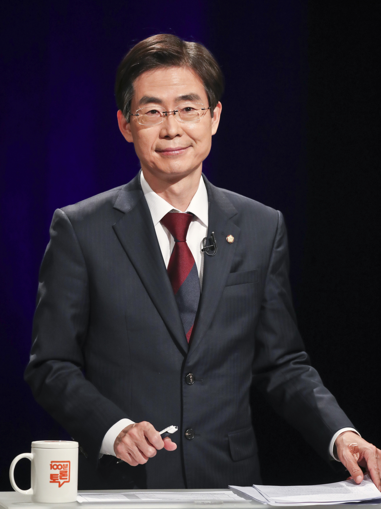 국민의힘 당대표 선거에 출마한 조경태 후보가 31일 서울 마포구 상암 MBC스튜디오에서 열린 100분토론회에서 토론을 준비하고 있다. [연합]