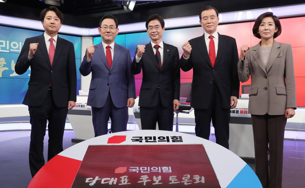 1일 서울 중구 MBN 스튜디오에서 열린 국민의힘 당 대표 후보 토론회에서 후보들이 기념촬영을 하고 있다. 왼쪽부터 이준석, 주호영, 조경태, 홍문표, 나경원 후보. [연합]