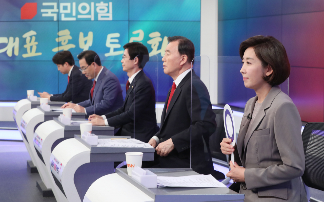 국민의힘 당 대표 후보들이 1일 서울 중구 MBN 스튜디오에서 열린 당 대표 후보 토론회에 앞서 방송 준비를 하고 있다. 왼쪽부터 이준석, 주호영, 조경태, 홍문표, 나경원 후보. [연합]