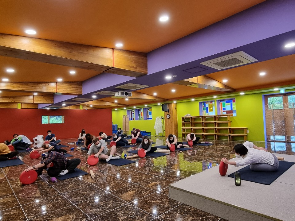 산림청 국립 산림치유원의 외국인 산림치유 프로그램 운영모습