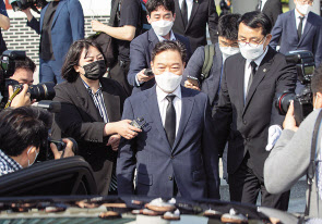 김오수 신임 검찰총장이 2일 오전 서울 동작구 국립서울현충원을 찾아 참배를 마친 뒤 차량으로 향하고 있다. [연합]
