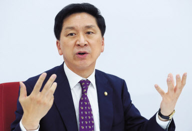 취임 한 달을 맞은 김기현 국민의당 대표 권한대행 겸 원내대표가 지난 1일 국회 원내대표실에서 헤럴드경제와 인터뷰를 하고 있다. 이상섭 기자