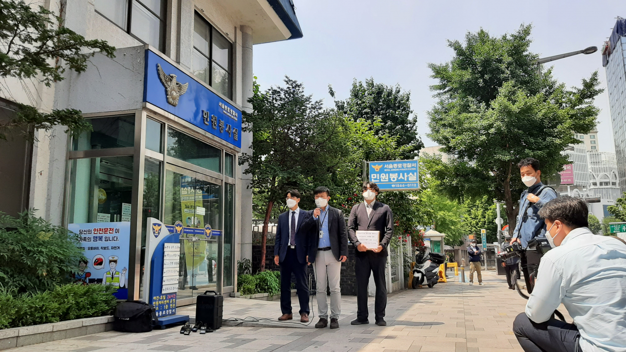 2일 서울 종로경찰서 앞에서 대한불교조계종 종무원(소속 직원)들이 석가탄신일에 난동을 부린 개신교인들을 고소하기 앞서 기자회견을 하고 있다. 주소현 기자/addressh@heraldcorp.com