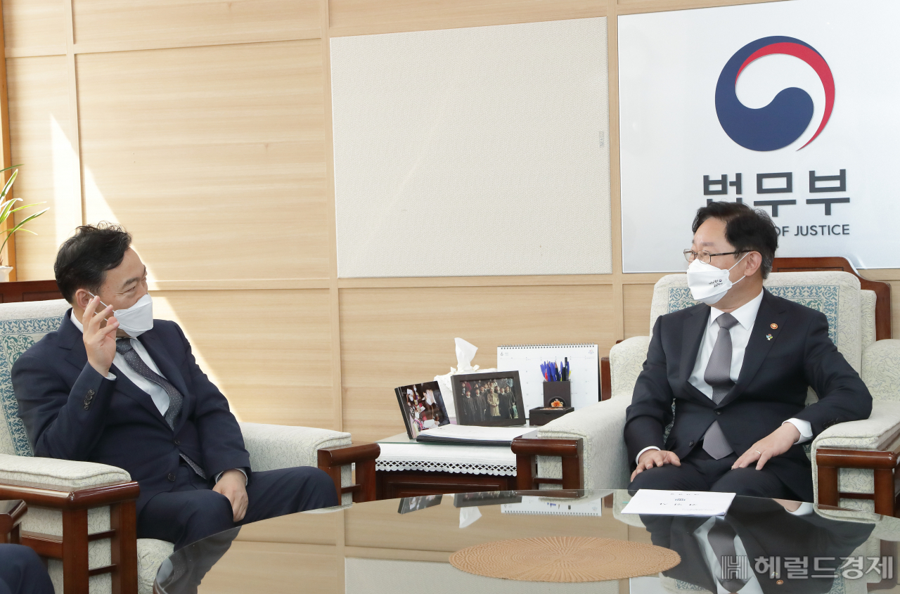 김오수 검찰총장(왼쪽)이 2일 법무부 과천청사를 찾아 박범계 법무부장관과 환담하고 있다. [법무부 제공]