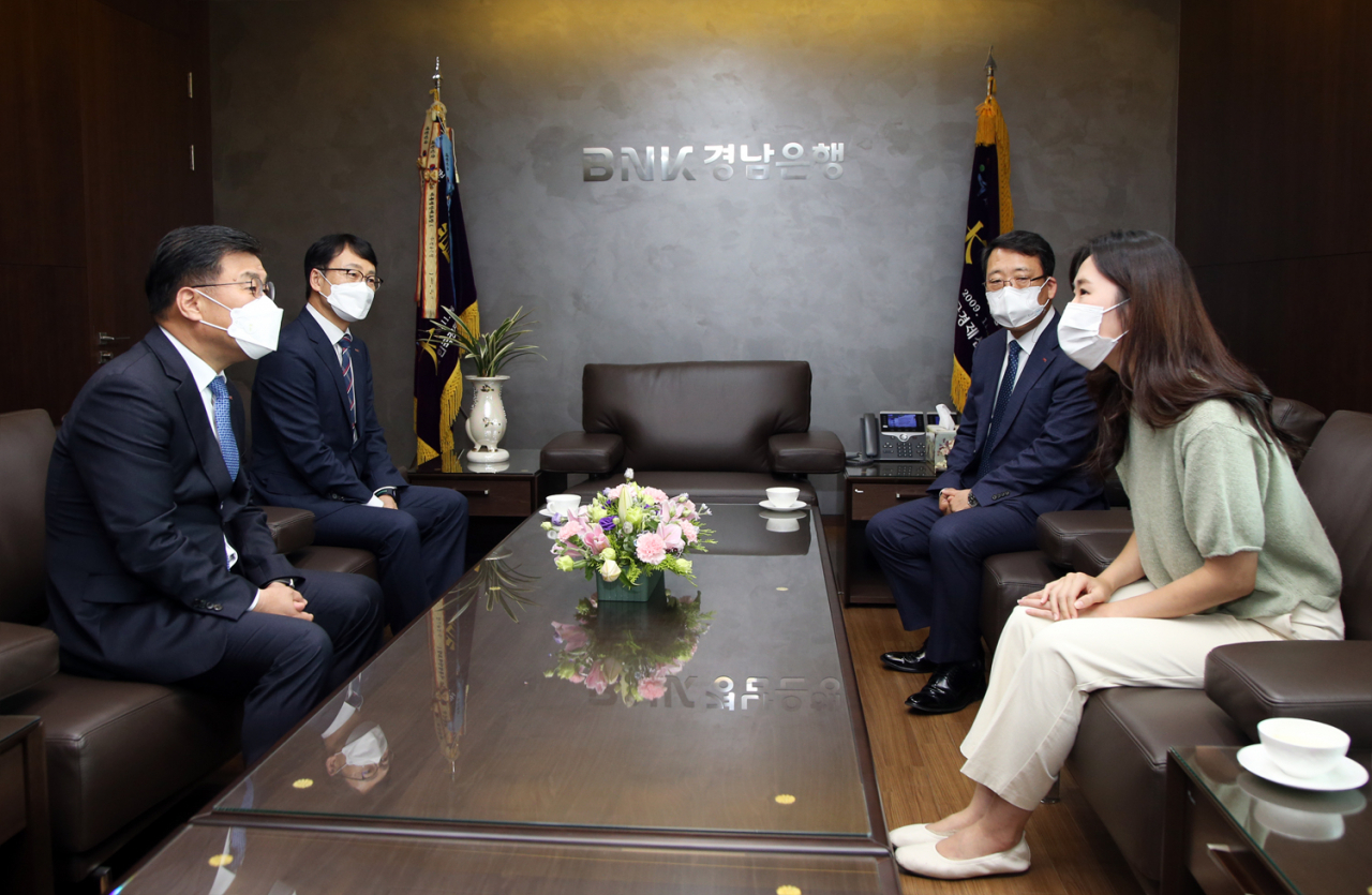 지난 1일 BNK경남은행 최홍영 은행장이 부친을 위해 신장을 이식한 이순빈 계장을 격려하고 있다.