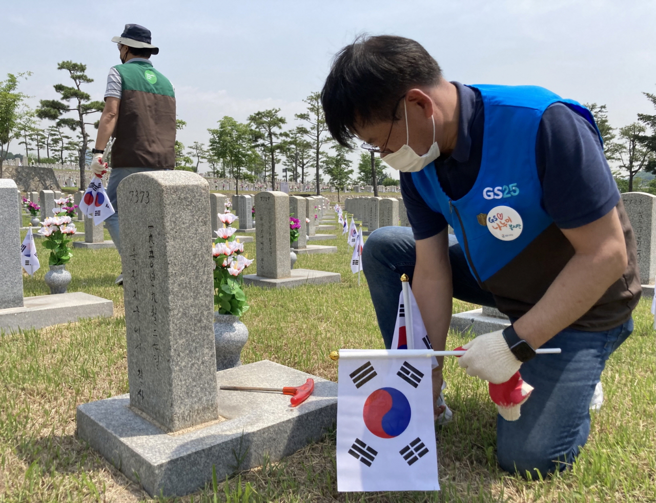 GS리테일이 현충일을 기념해 허연수 GS리테일 대표이사 부회장과 임직원 27명이 2일 국립서울현충원을 방문해 태극기꽂기, 헌화 및 환경정비 등 봉사활동을 진행했다.[GS리테일 제공]