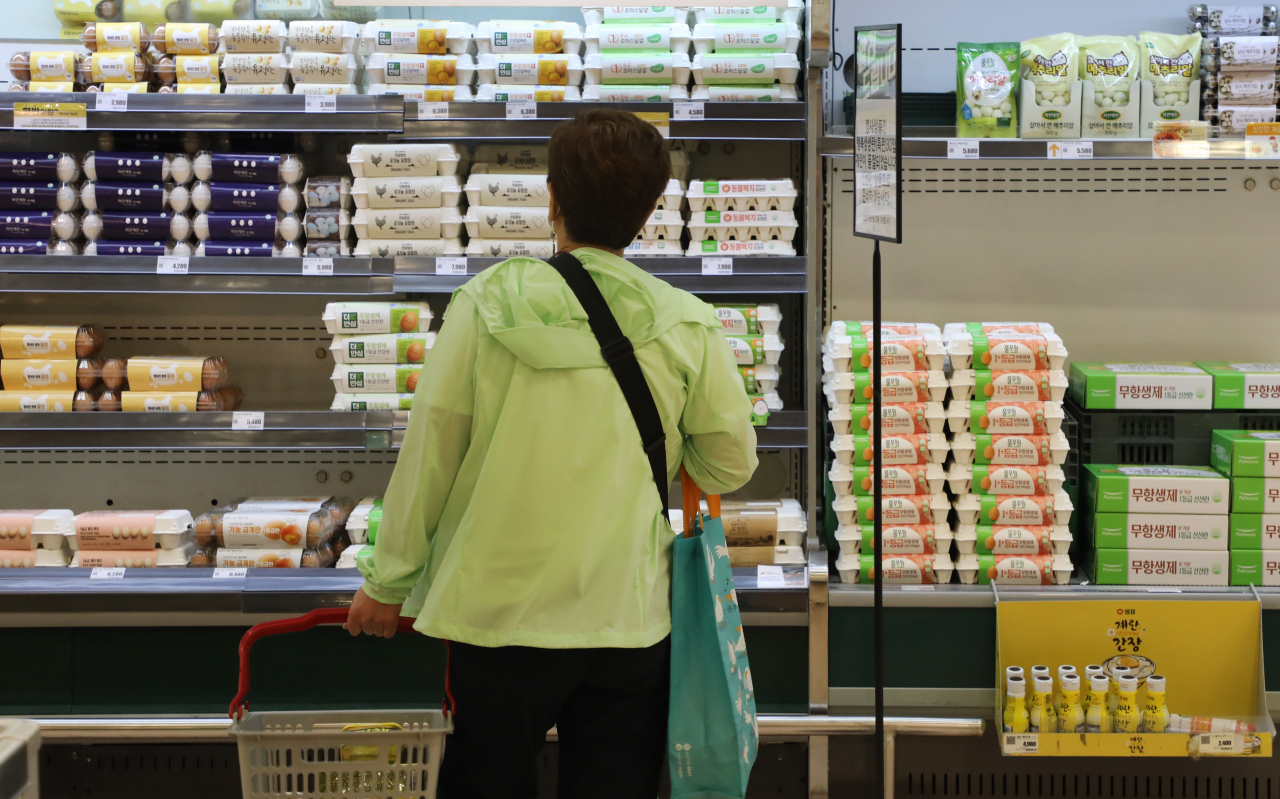 A shopper browses for eggs at a local supermarket in Seoul, in this photo taken on May 18. (Yonhap)