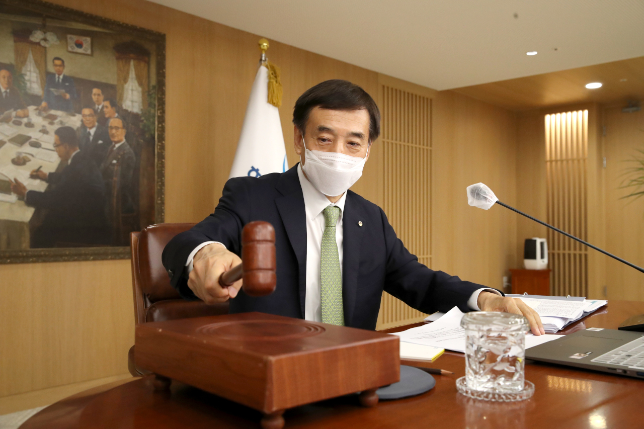 BOK Gov. Lee Ju-yeol chairs a monetary policy meeting held last month at the central bank headquarters in Seoul. (Bank of Korea)