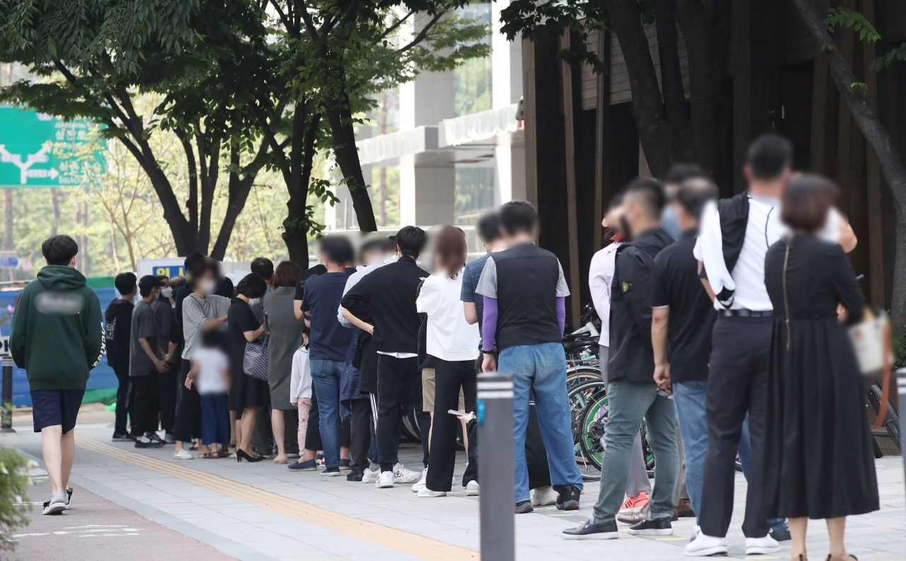 2일 오전 서울 송파구 보건소 선별진료소에서 시민들이 신종 코로나바이러스 감염증(코로나19) 검사를 대기하고 있다. [연합]