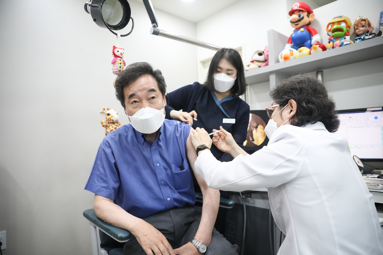 이낙연 더불어민주당 전 대표가 코로나19 백신을 접종하고 있다.[이 전 대표측 제공]