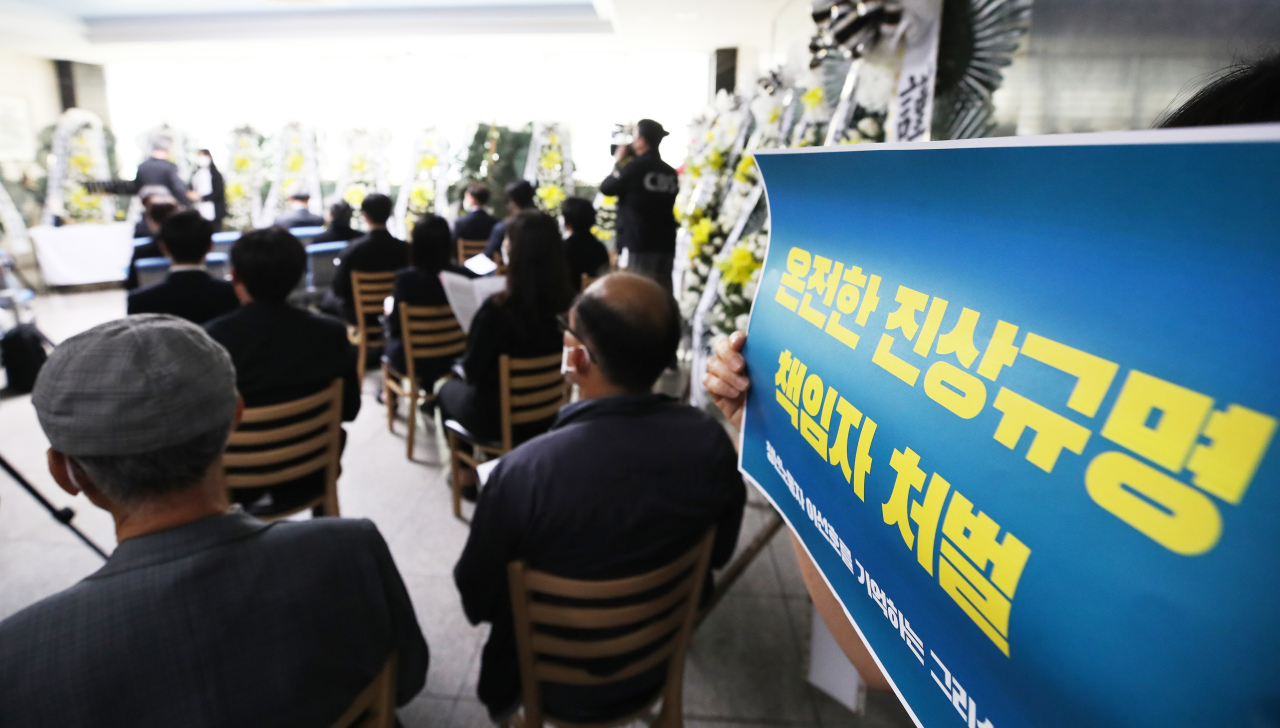 Participants offer prayers at a memorial service held at a hospital in Pyeongtaek, Gyeonggi Province, on May 19. The service is held in memory of Lee Sun-ho, a 23-year-old college student who died from workplace accident last month. (Yonhap)
