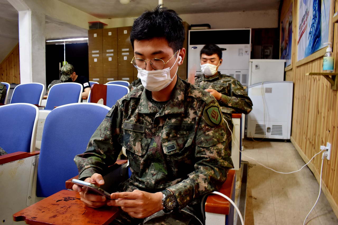 전남 진도군 육군 31사단 진도대대 장병들이 한화시스템 ‘장병사랑 진로·취업 멘토링’에 참여 중인 모습.사회적 거리두기를 지키며 화상회의 플랫폼인 '줌(Zoom)'으로 취업상담을 받고 있다. [한화시스템 제공]