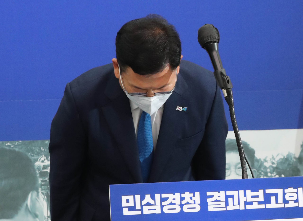 송영길 더불어민주당 대표가 2일 국회 당대표회의실에서 열린 ‘민주당 국민소통·민심경청 프로젝트 대국민 보고’에 입장, 인사하고 있다. 이상섭 기자/