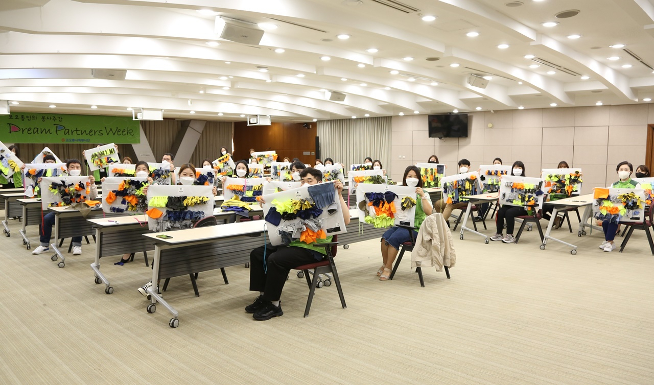 서창희 코오롱사회봉사단 총단장(오른쪽 두번째)을 비롯한 코오롱 임직원들이 지난 28일 경기 과천 본사 강당에서 재고 의류를 활용해 유기견을 위한 노즈워크매트를 만들고 기념촬영을 하고 있다. [코오롱 제공]