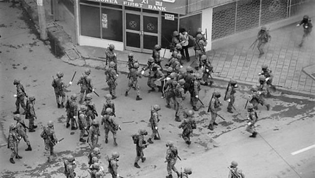 Army soldiers gathred at downtown Gwangju to crack down on protestors during May 18 Gwangju uprising. (Yonhap)