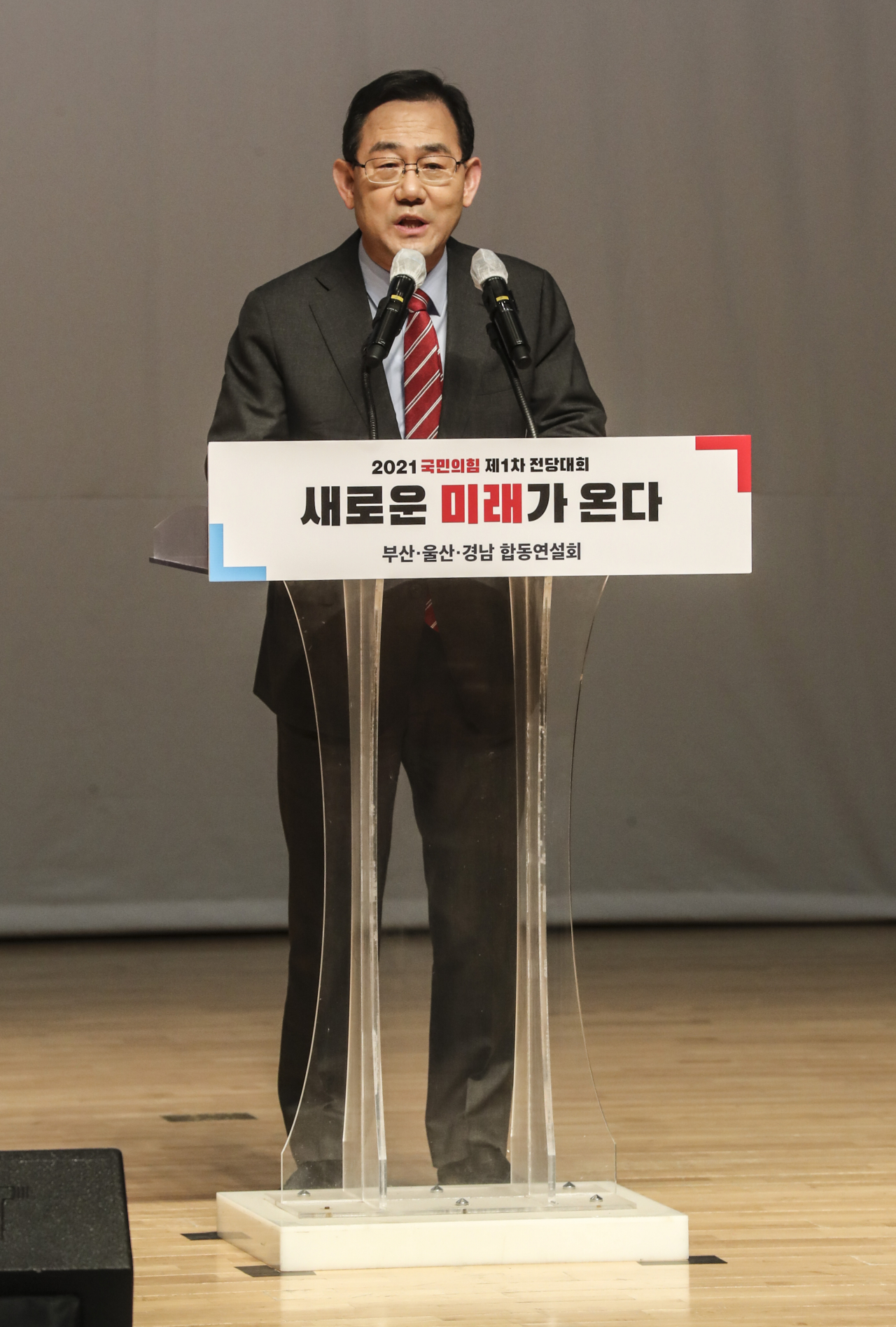 2일 오후 부산 해운대구 벡스코 오디토리움에서 열린 국민의힘 당대표·최고위원 선출을 위한 부산·울산·경남 합동연설회에서 주호영 당대표 후보가 정견을 밝히고 있다. [연합]