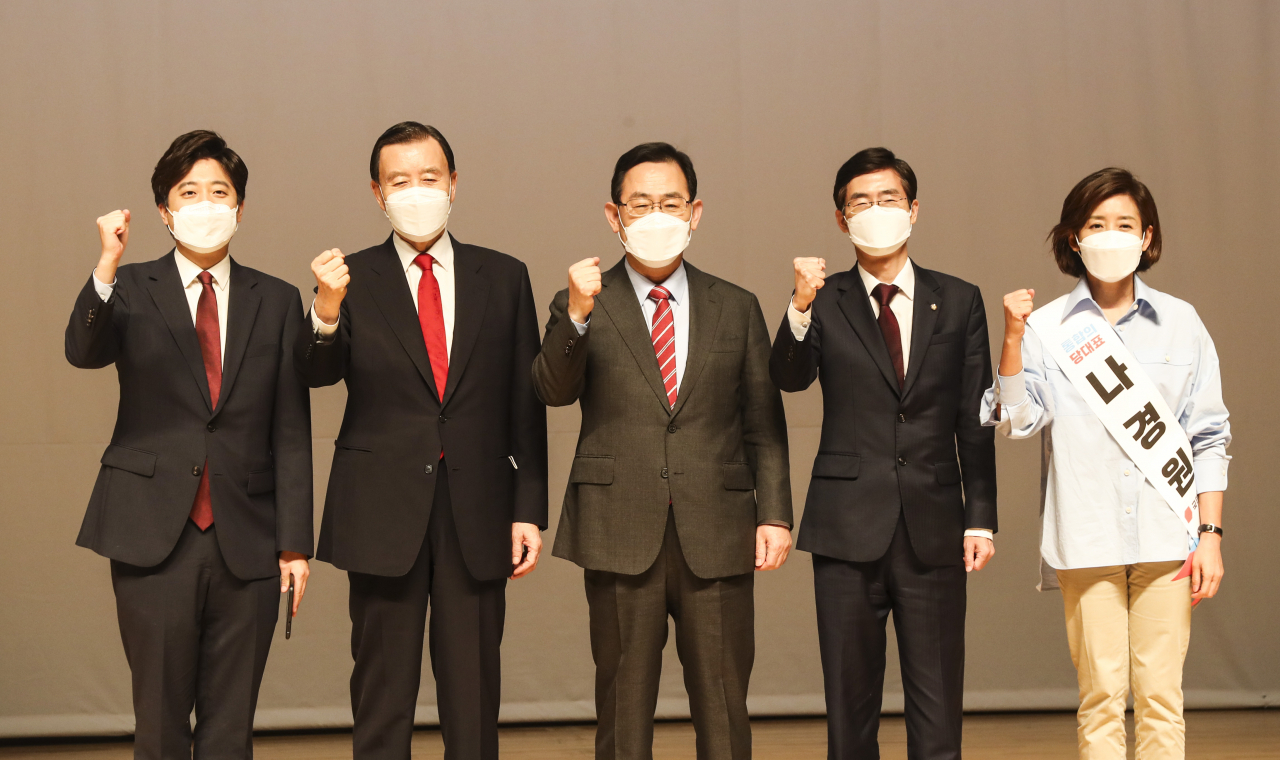 2일 오후 부산 해운대구 벡스코 오디토리움에서 열린 국민의힘 당대표·최고위원 선출을 위한 부산·울산·경남 합동연설회에서 이준석(왼쪽 사진부터), 홍문표, 주호영, 조경태, 나경원 당대표 후보가 연단에서 기념촬영을 하고 있다. [연합]