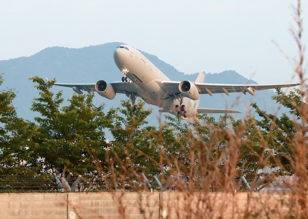 미국이 제공하는 얀센 백신을 수송하는 공군 공중급유수송기(KC-330)가 2일 오후 부산 김해공군기지에서 이륙해 미국으로 향하고 있다. 공중급유기는 미국에서 얀센 백신 100만회 분을 싣고 5일께 서울공항에 도착하는 것으로 전해진다. [연합뉴스 제공]