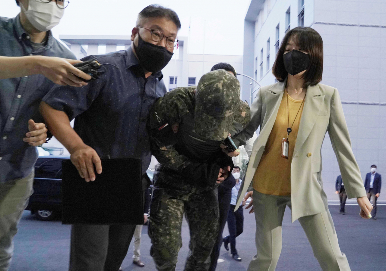 극단적 선택을 한 공군 여성 부사관을 성추행한 혐의를 받는 장 모 중사가 2일 저녁 구속영장실질심사를 받기 위해 국방부 보통군사법원에 압송되고 있다. [연합]