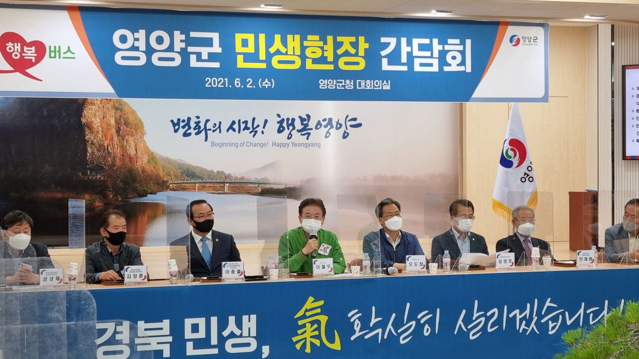 이철우 경북지사가 2일 영양군청 대회의실에서 열린 ‘새바람 행복버스 현장 간담회’에서 인사말을 하고 있다.[사진=김병진 기자]