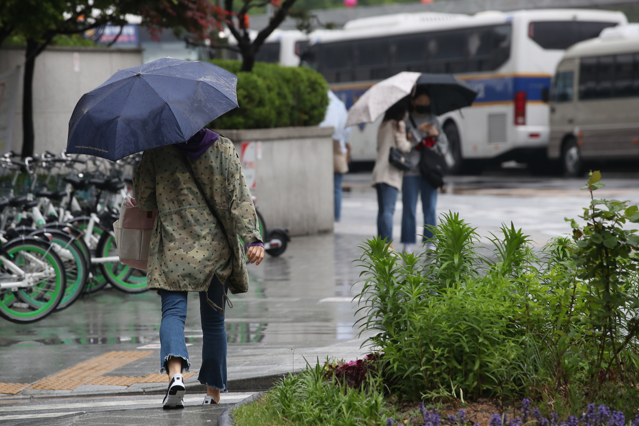비 내리는 서울 도심. [연합]