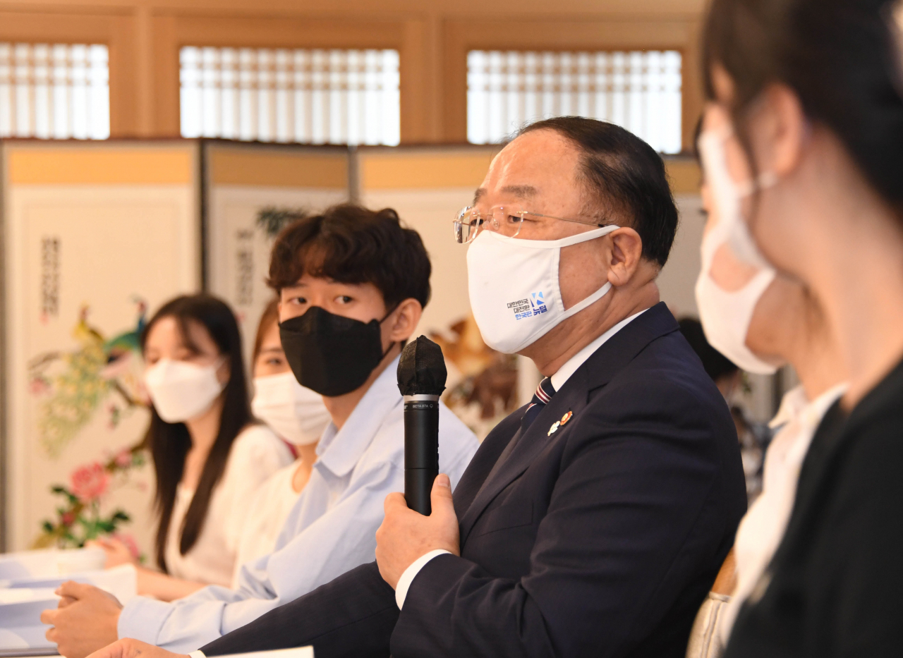 홍남기 부총리 겸 기획재정부 장관은 3일 임대차 신고제 도입과 관련 “과세정보로 활용되어 세부담 증가, 임대료 전가 등으로 이어질 수 있다는 우려도 제기되나 축적된 임대차정보는 동 제도 취지와 다르게 과세정보로 활용되지 않을 것”이라고 약속했다. 또 3기 신도시 사전청약물량은 2000호를 추가하는 것을 검토하겠다고 밝혔다. 사진은 2일 오후 정부서울청사에서 열린 '대학생 소셜미디어 기자단 간담회'에 참석해 인사말을 하고 있는 홍 부총리. [기획재정부 제공]