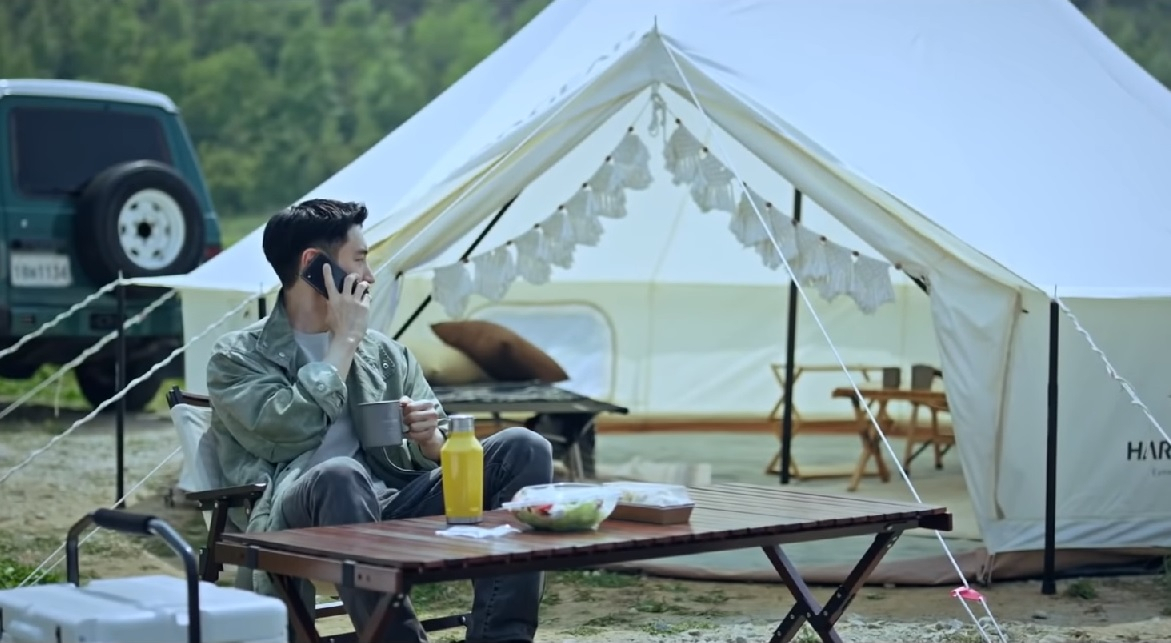교동도 난정리 청보리밭 사이에 텐트를 친 이제훈이 “저만의 공간을 뺏기고 싶지 않아요”라고 말하는 모습 [SBS 화면캡쳐]