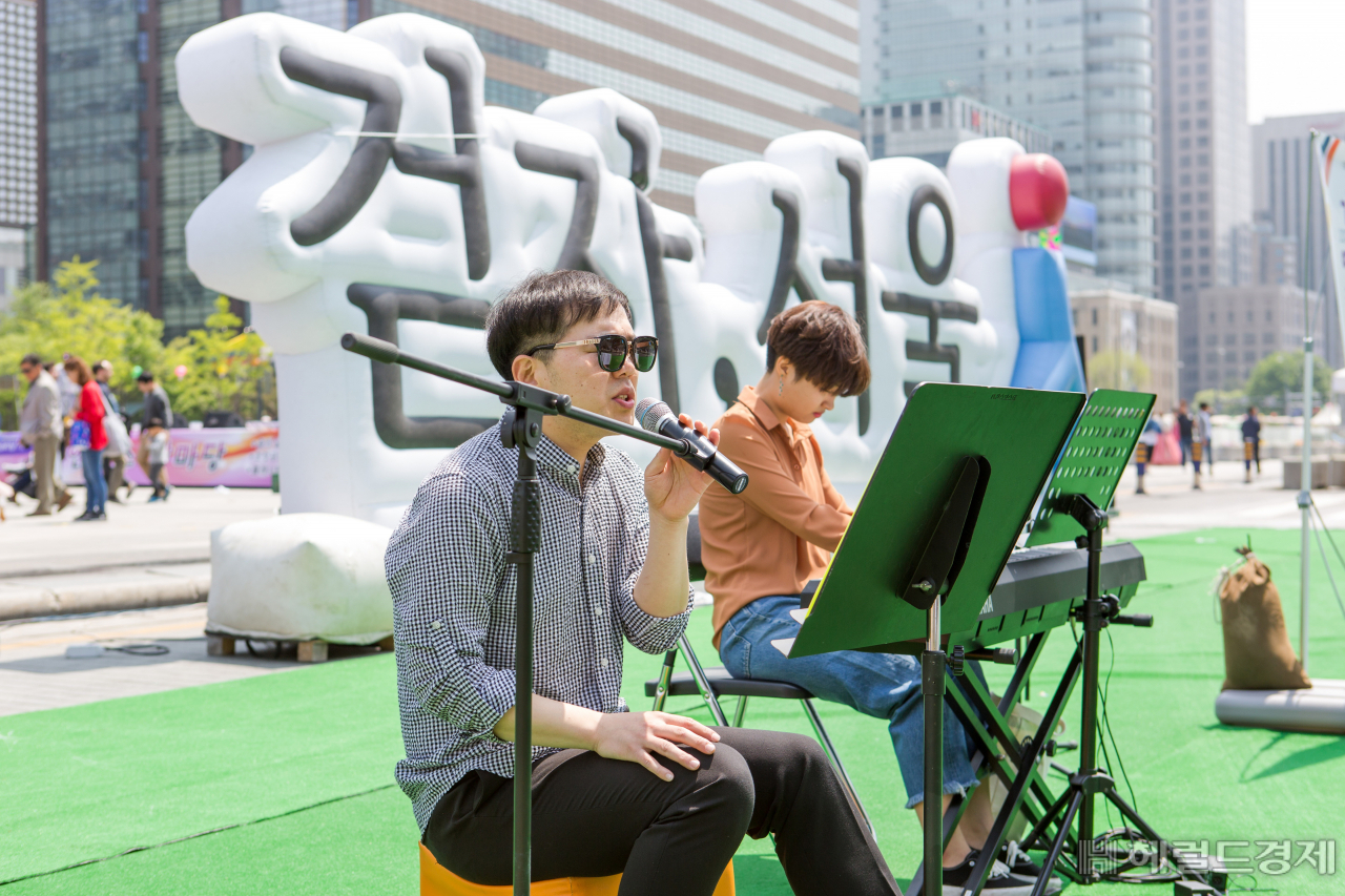 지난해 열린 걷자 서울 행사에서 음악인들이 길거리 공연을 하고 있다. [서울시 제공]
