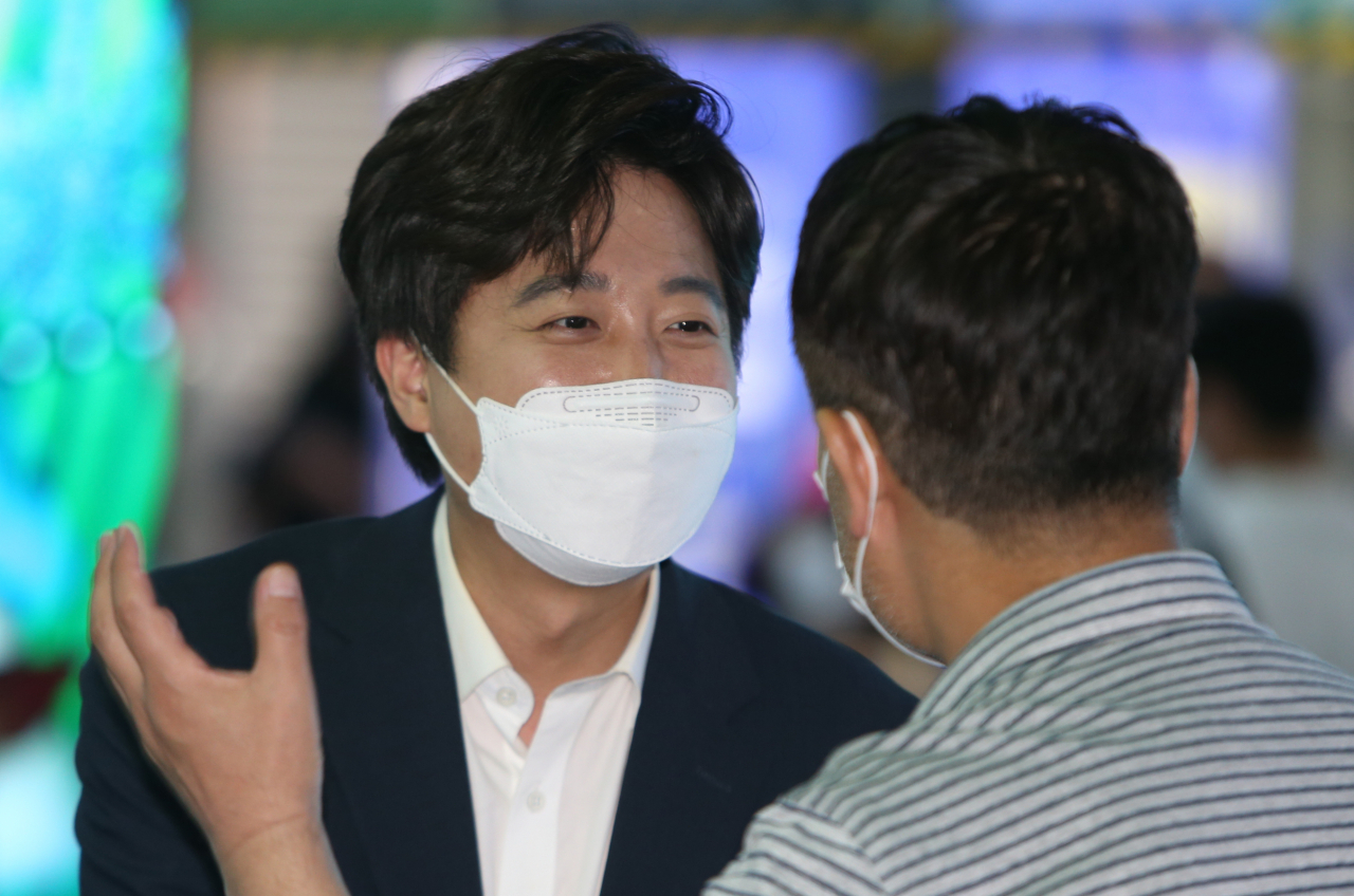 국민의힘 당 대표 선거에 출마한 이준석 후보가 2일 오후 부산 서면지하상가에서 퇴근길 시민들에게 인사를 하고 있다. [연합]
