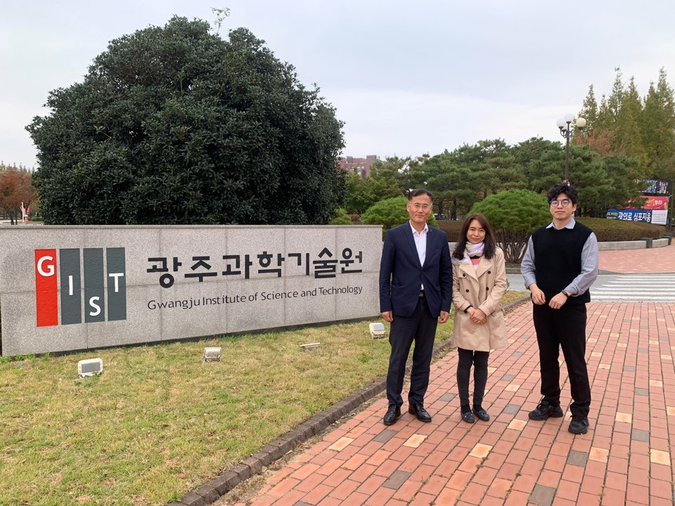 이흥노 GIST 블록체인인터넷경제연구센터장과 이주희(가운데) SACA 대표.[GIST 제공]