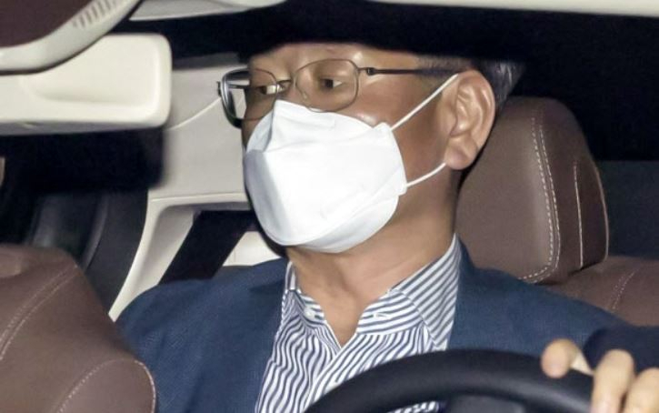 ‘택시기사 폭행’ 사건 이후 증거인멸 교사 혐의 등으로 소환 조사를 받은 이용구 법무부 차관이 지난달 31일 새벽 서울경찰청 반부패·공공범죄수사대를 나서고 있는 모습[연합]