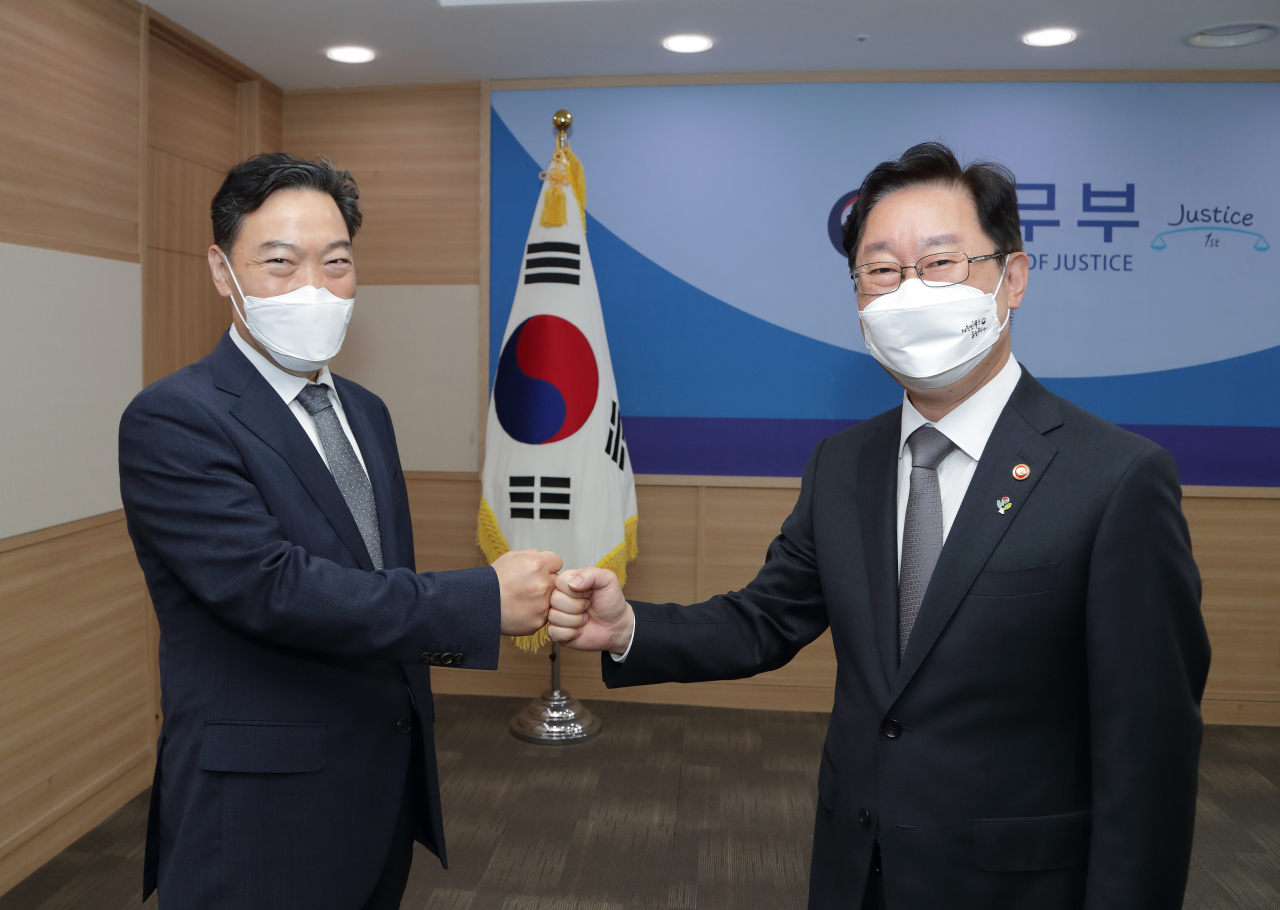 김오수 검찰총장이 2일 오전 정부과천청사 법무부에서 박범계 법무부 장관과 만나 인사하고 있다. [법무부 제공]
