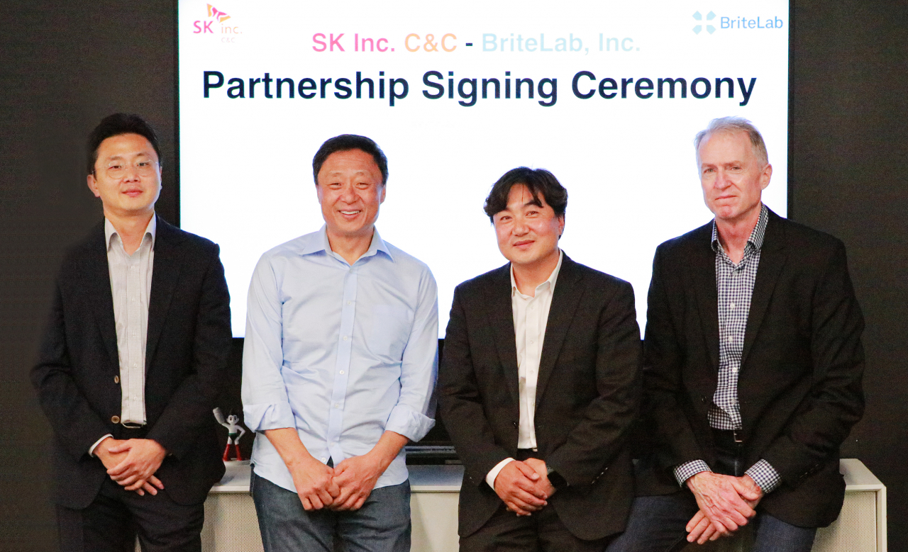 미국 실리콘밸리에 위치한 브라이트랩사에서 김영대(왼쪽 두 번째)SK㈜ C&C 디지털 뉴비즈 부문장과 스티븐 곽(왼쪽 세 번째) 브라이트랩 대표 등이 ‘글로벌 제조 하이테크 공동 개발 협약’ 체결 후 기념 촬영을 하고 있다 [SK㈜ C&C 제공]