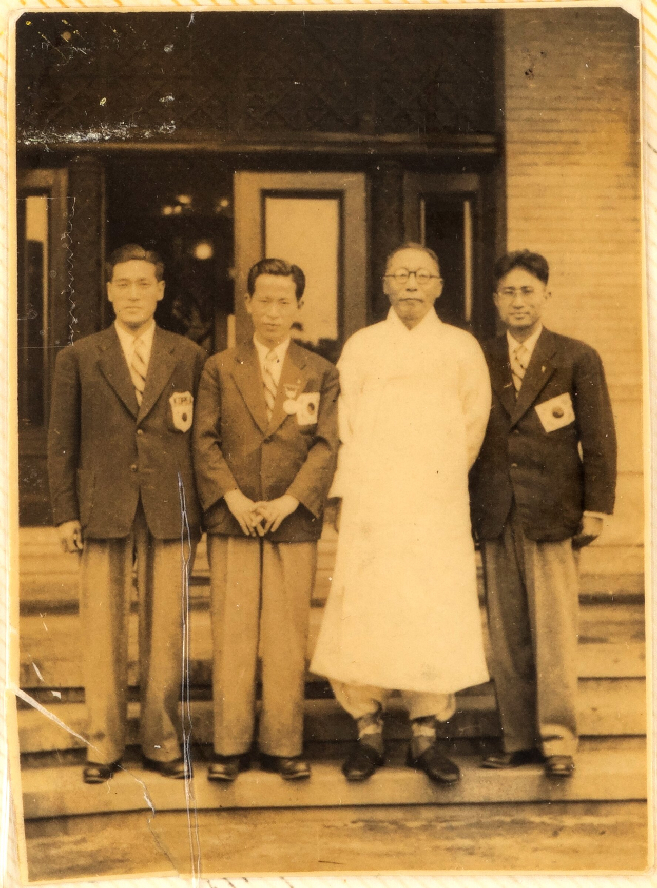 서윤복- 김구와 함께 찍은 사진(경교장) [국립체육박물관 제공]
