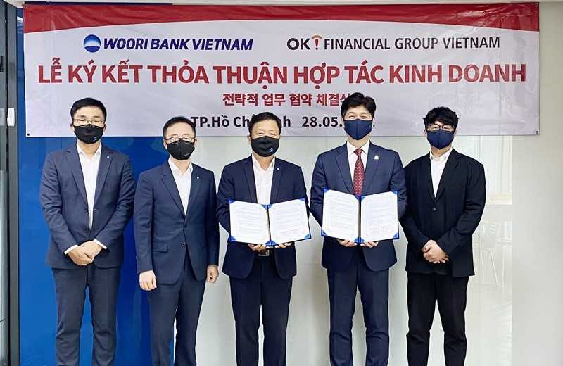 지난달 28일(현지시간) 우리은행 베트남 호치민 지점에서 열린 전략적 업무협약(MOU) 체결식 후 정우탁 우리은행 베트남 호지민 지점 팀장(왼쪽부터), 옥창석 우리은행 베트남 호지민 지점 부지점장, 권용규 우리은행 베트남 호지민 지점장, 김재준 OK금융그룹 베트남 법인장, 최희근 OK금융그룹 베트남 부법인장이 기념 촬영하고 있다.(사진=OK금융그룹)