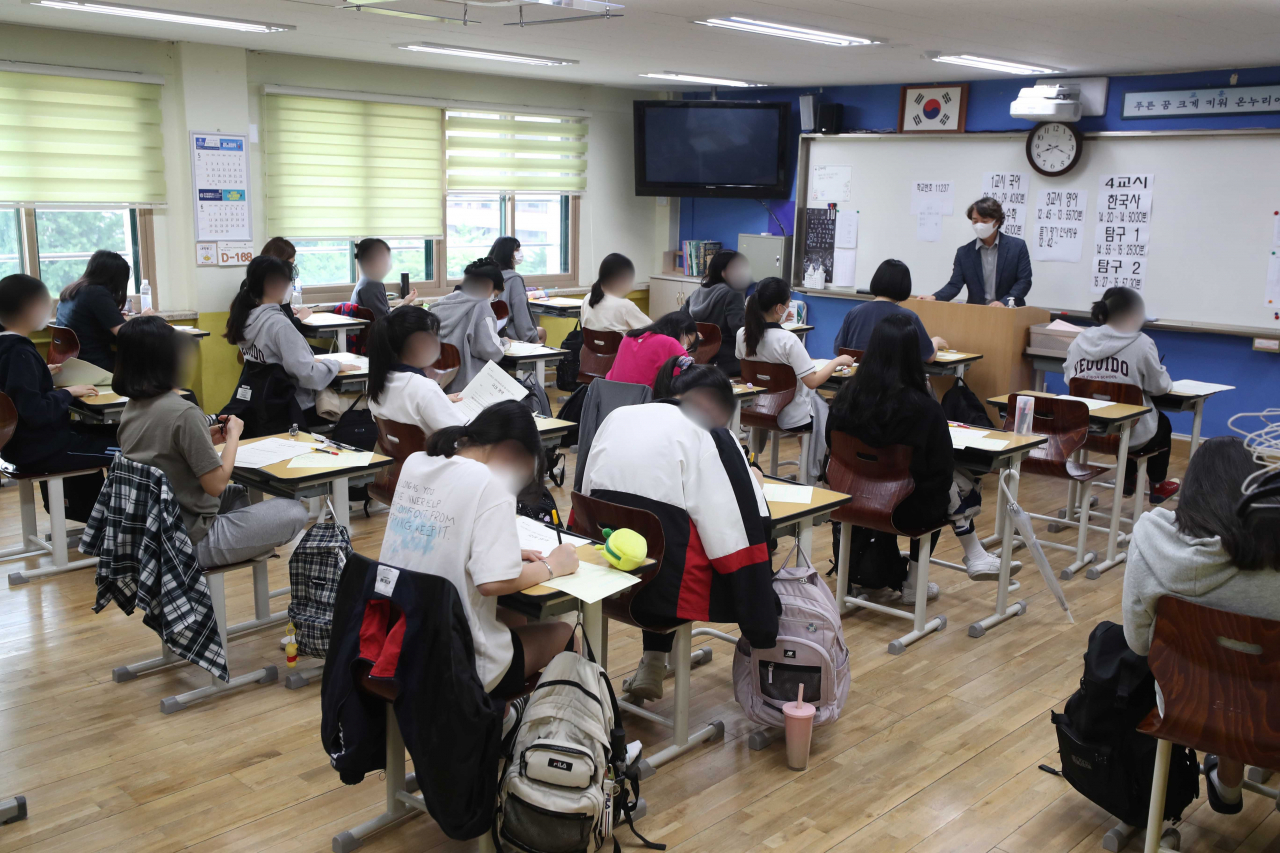 문·이과 통합 체제로 시행되는 2022학년도 대학수학능력시험의 첫 모의평가가 실시된 3일 오전 서울 영등포구 여의도여고에서 학생들이 OMR카드를 작성하고 있다. [연합]