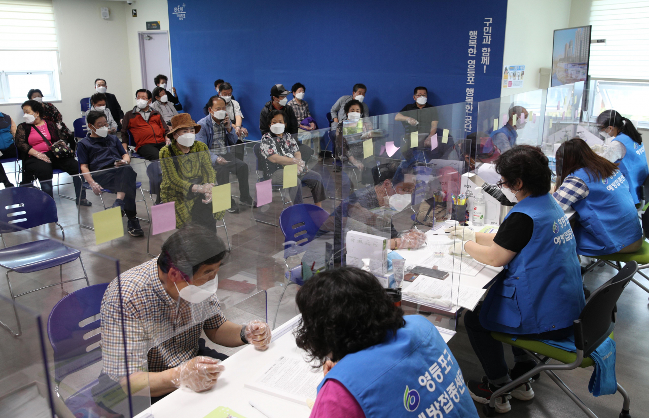 2일 서울 영등포구 제1 스포츠센터에 마련된 코로나19 예방 접종 센터에서 어르신들이 접종에 앞서 예진표 작성을 하기 위해 대기하고 있다. 연합뉴스