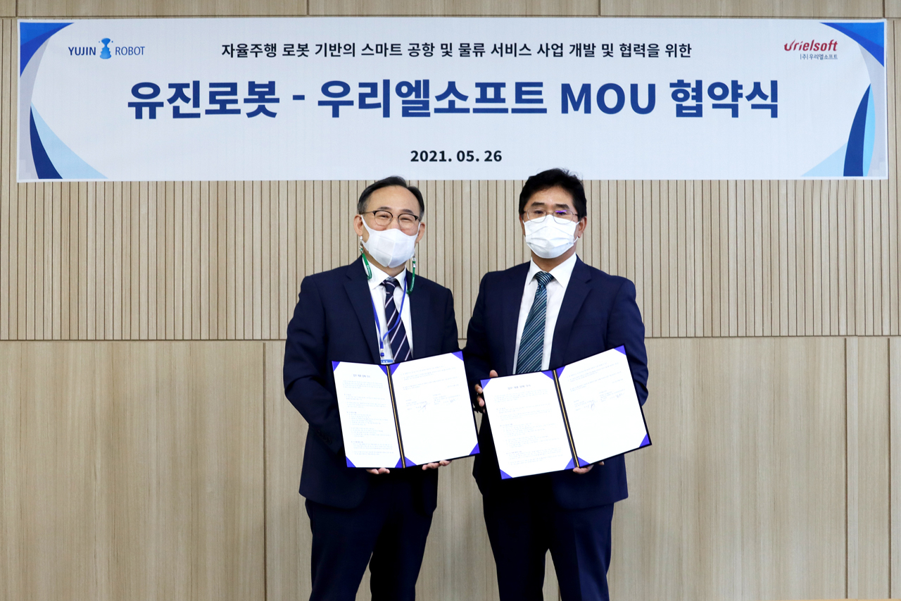 유진로봇이 우리엘소프트와 자율주행 로봇 기반의 스마트공항 및 물류 서비스 사업을 위한 업무협약을 체결했다. 왼쪽부터 유진로봇 박성주 대표이사, 우리엘소프트 신성재 대표이사. [유진로봇 제공]