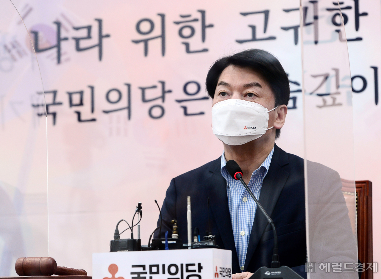 [헤럴드경제=이상섭 기자] 안철수 국민의당 대표가 3일 오전 서울 여의도 국회에서 열린 최고위원회의에서 발언하고 있다. babtong@heraldcorp.com