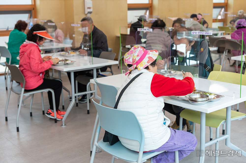 코로나19 속 경로식당 풍경. 구민들이 가림막을 사이에 두고 대각선으로 마주 앉아 식사를 하고있다. [양천구 제공]