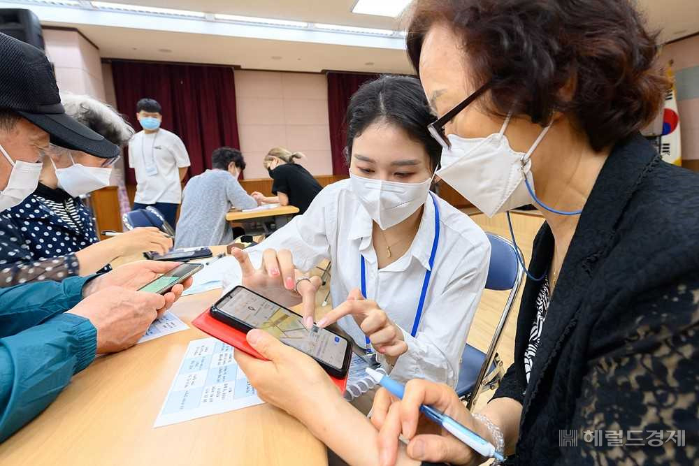 지난 2일 오후 서울 양천구 강당에서 디지털기기 전문 강사가 어르신들에게 스마트폰 이용 방법을 알려주고 있다. 양천구는 청년과 어르신 소통과 교류 위한 ‘세대이음 프로젝트’ 추진하면서 키오스크와 스마트폰 등 디지털 기기 이용에 취약한 어르신을 대상으로 청년들이 사용법을 알려주는 ‘디지털 문해교육’과 청년예술가들이 어르신의 이야기를 창작 작품으로 제작하는 ‘세대교감 전시회’를 운영 중이다.