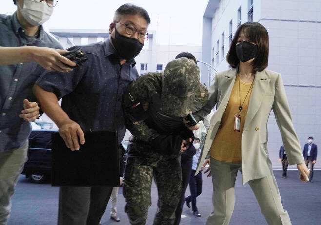 극단적 선택을 한 공군 여성 부사관을 성추행한 혐의를 받는 장 모 중사가 2일 저녁 구속영장실질심사를 받기 위해 국방부 보통군사법원에 압송되고 있다. 군사보통법원은 이날 장 중사에 대한 구속영장을 발부했다. [연합]