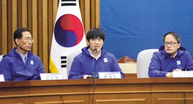 황희두 당시 더불어민주당 중앙선거대책위원회 디지털대변인(가운데). [연합]