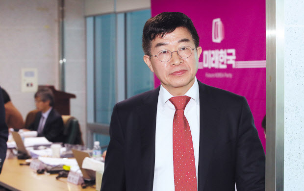 공병호 당시 미래한국당 공천관리위원장.