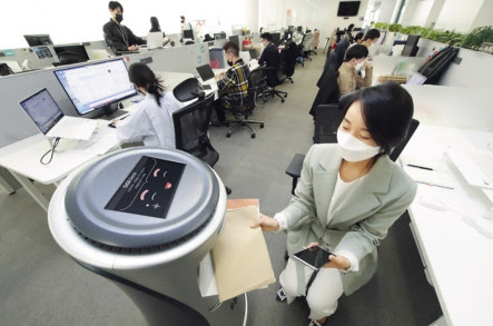 AI로봇 우편배송 서비스 [KT 제공]