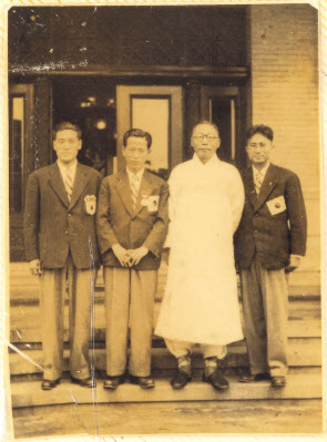 왼쪽에서 두번째가 서윤복, 세번째가 김구 선생