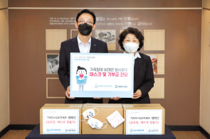 전달식에 참여한 강기남 대우건설 관리지원실장(왼쪽)과 김진숙 동방사회복지회 회장. [대우건설 제공]